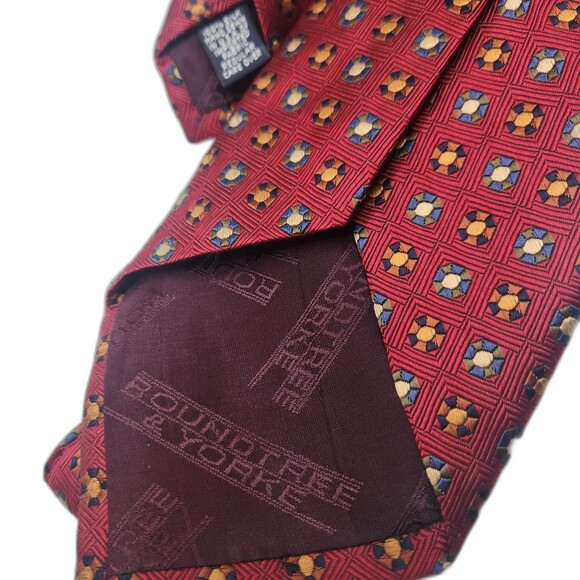 Roundtree & Yorke Classics Red Geometric Men's Tie 100% Silk 60"L x 4" W - Picture 6 of 7